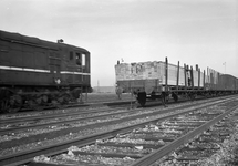 167483 Afbeelding van het rangeren met de diesel-electrische rangeerlocomotief nr. 536 (serie 500/600) van de N.S. op ...